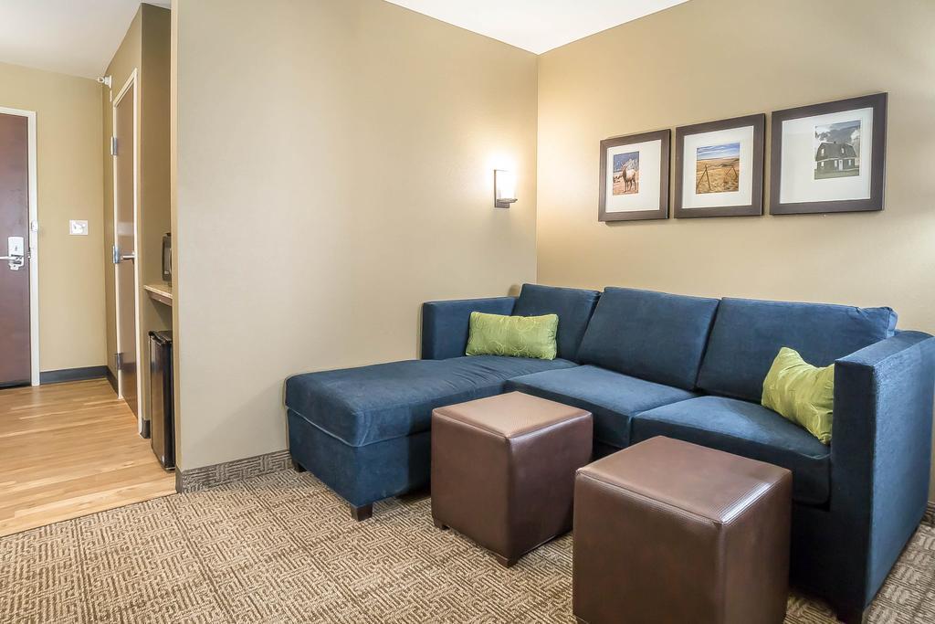 Queen Suite with Sofa Bed and Accessible Tub-Accessible/Non-Smoking,435023370:JPEG